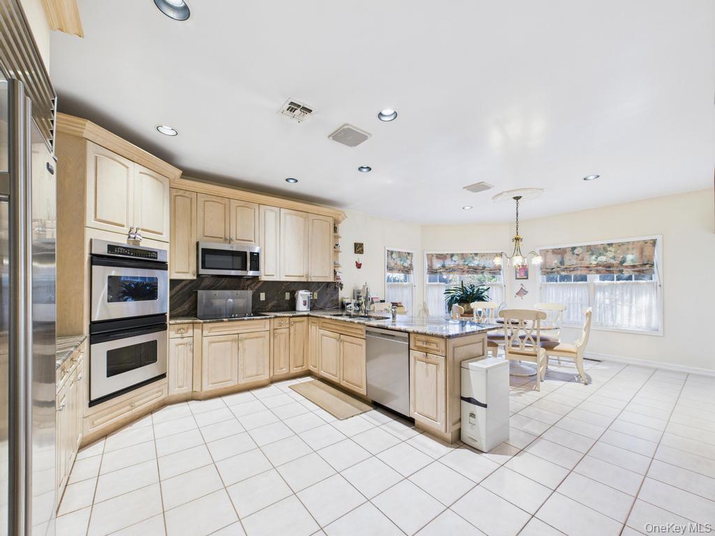 428 Toftree Court, Roslyn, NY 11576