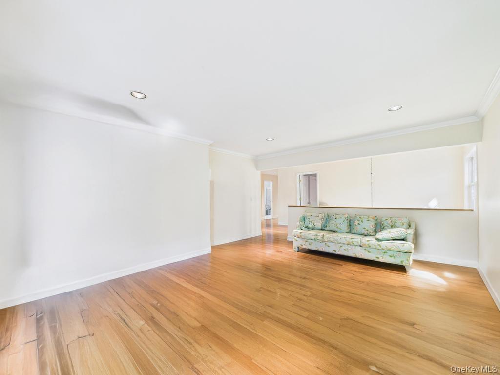 428 Toftree Court, Roslyn, NY 11576