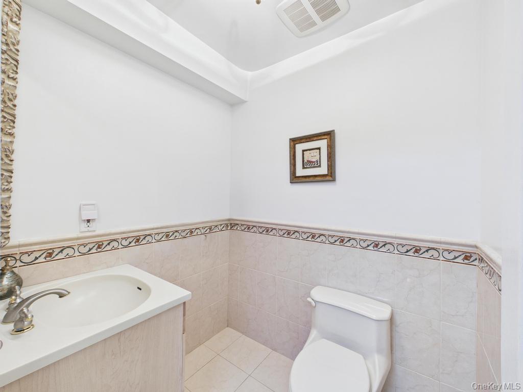 428 Toftree Court, Roslyn, NY 11576