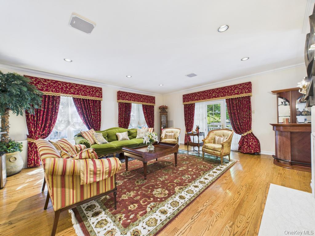 428 Toftree Court, Roslyn, NY 11576