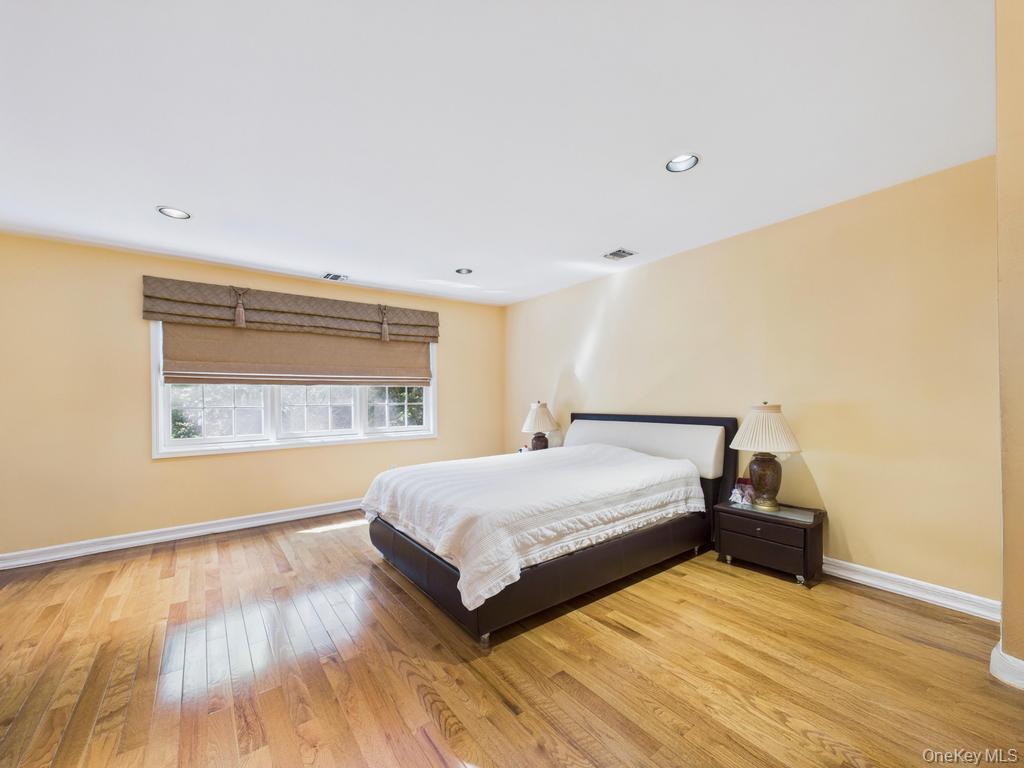 428 Toftree Court, Roslyn, NY 11576