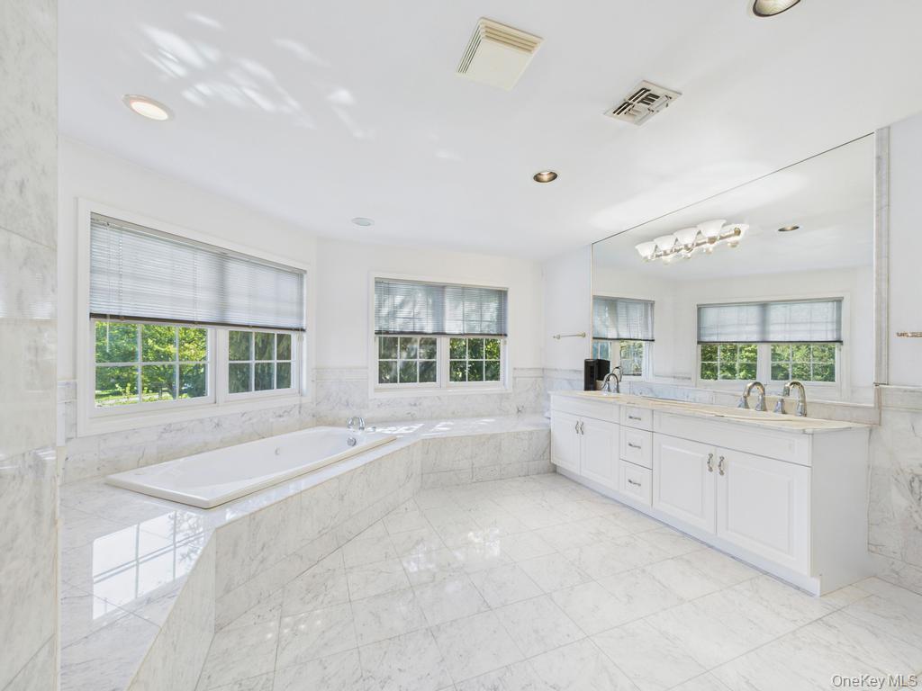 428 Toftree Court, Roslyn, NY 11576