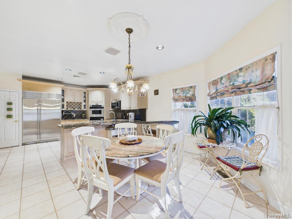 428 Toftree Court, Roslyn, NY 11576