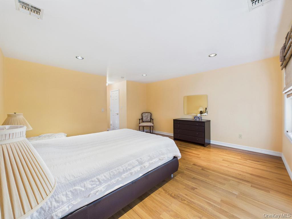 428 Toftree Court, Roslyn, NY 11576