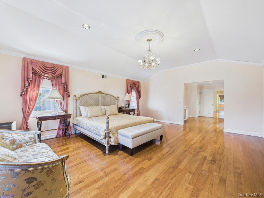 428 Toftree Court, Roslyn, NY 11576