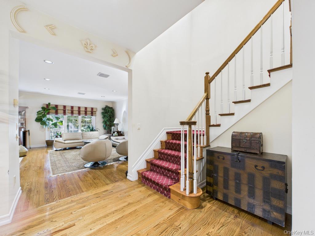 428 Toftree Court, Roslyn, NY 11576