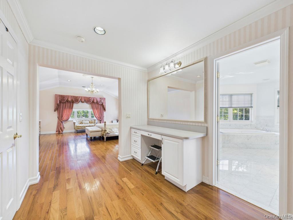 428 Toftree Court, Roslyn, NY 11576