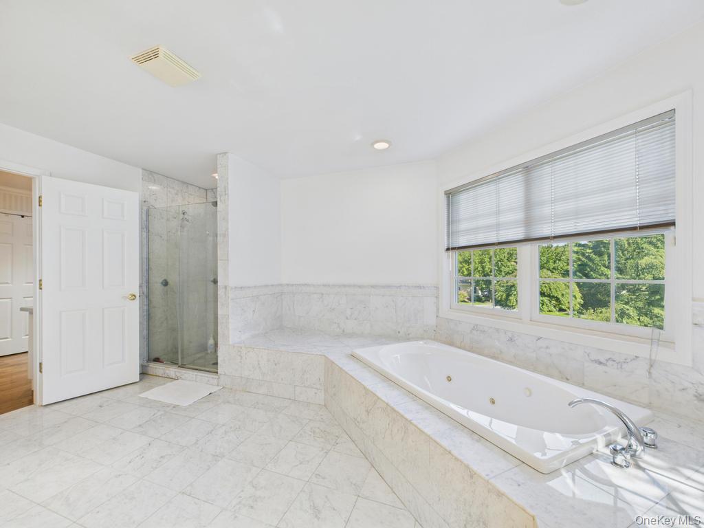 428 Toftree Court, Roslyn, NY 11576