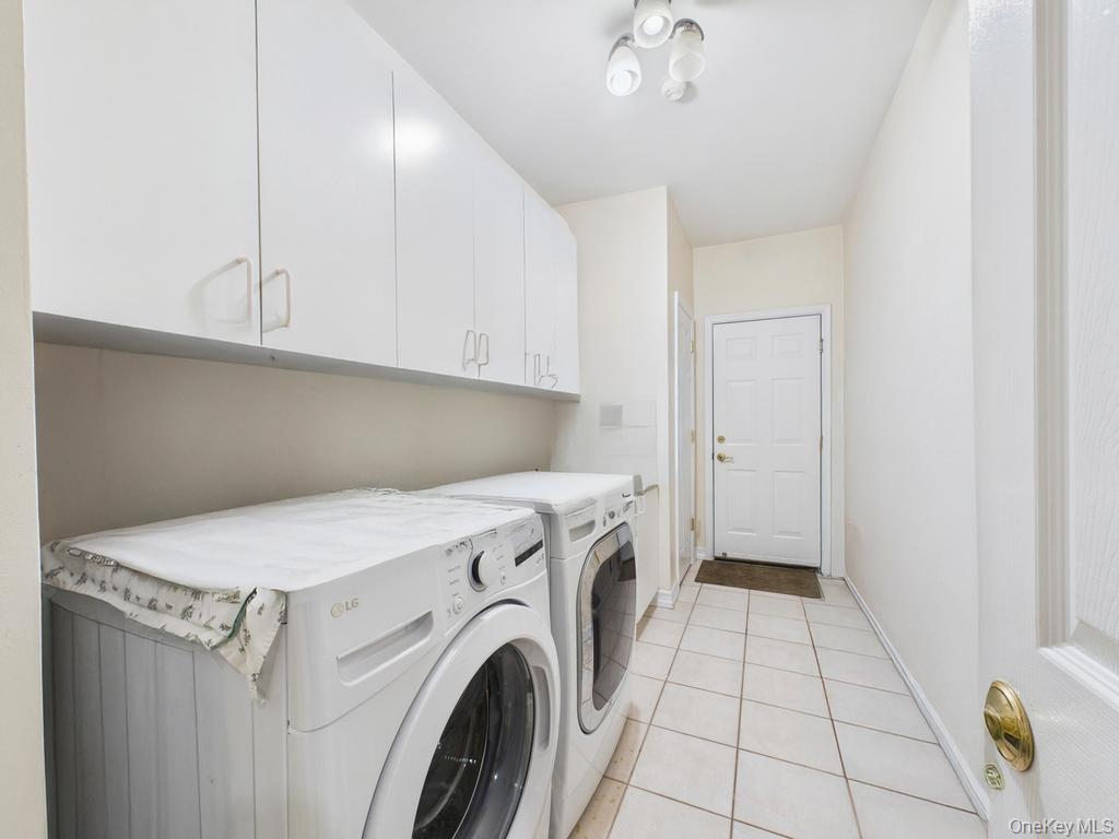 428 Toftree Court, Roslyn, NY 11576