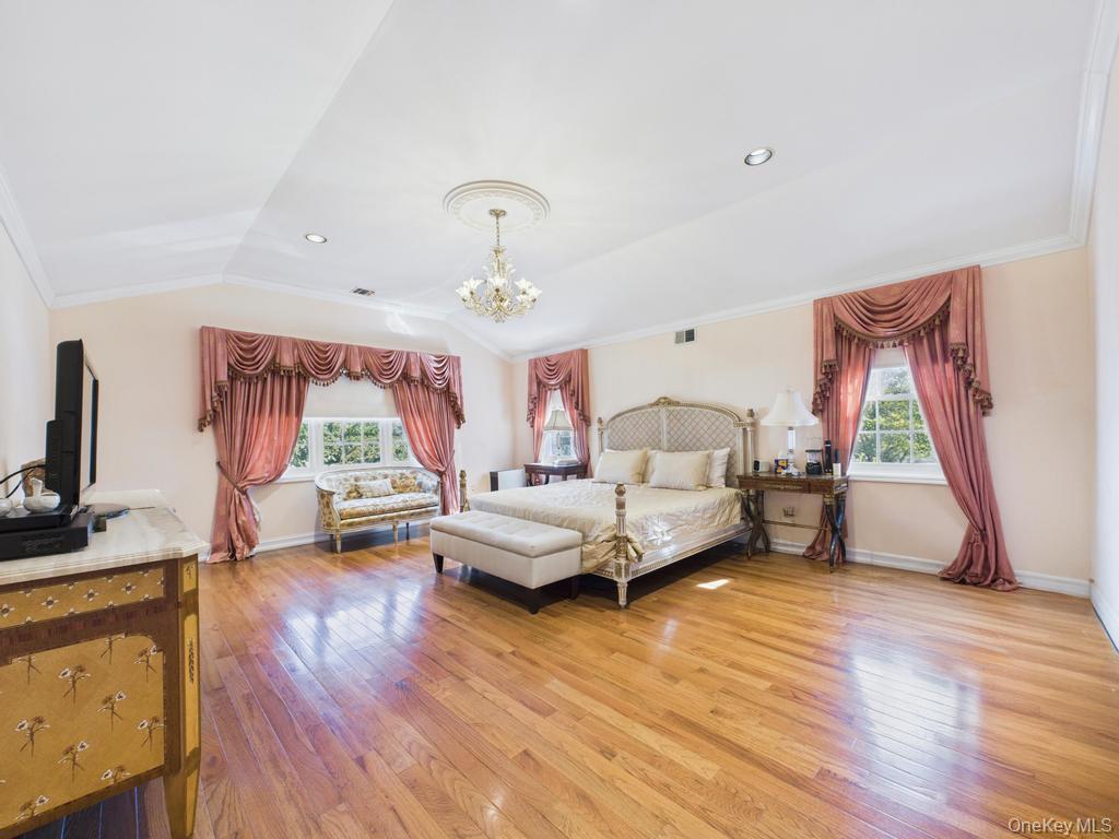 428 Toftree Court, Roslyn, NY 11576