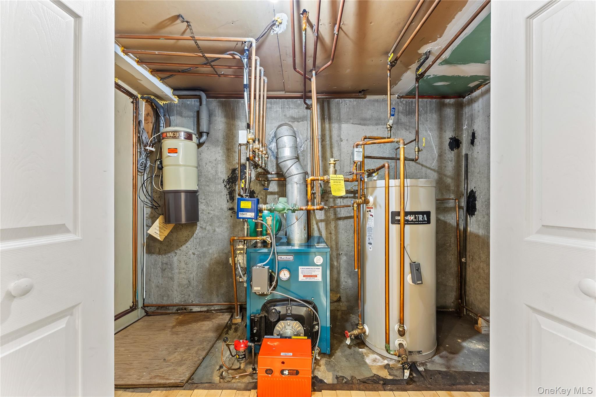 6 Clearmeadow Lane, Woodbury, NY 11797