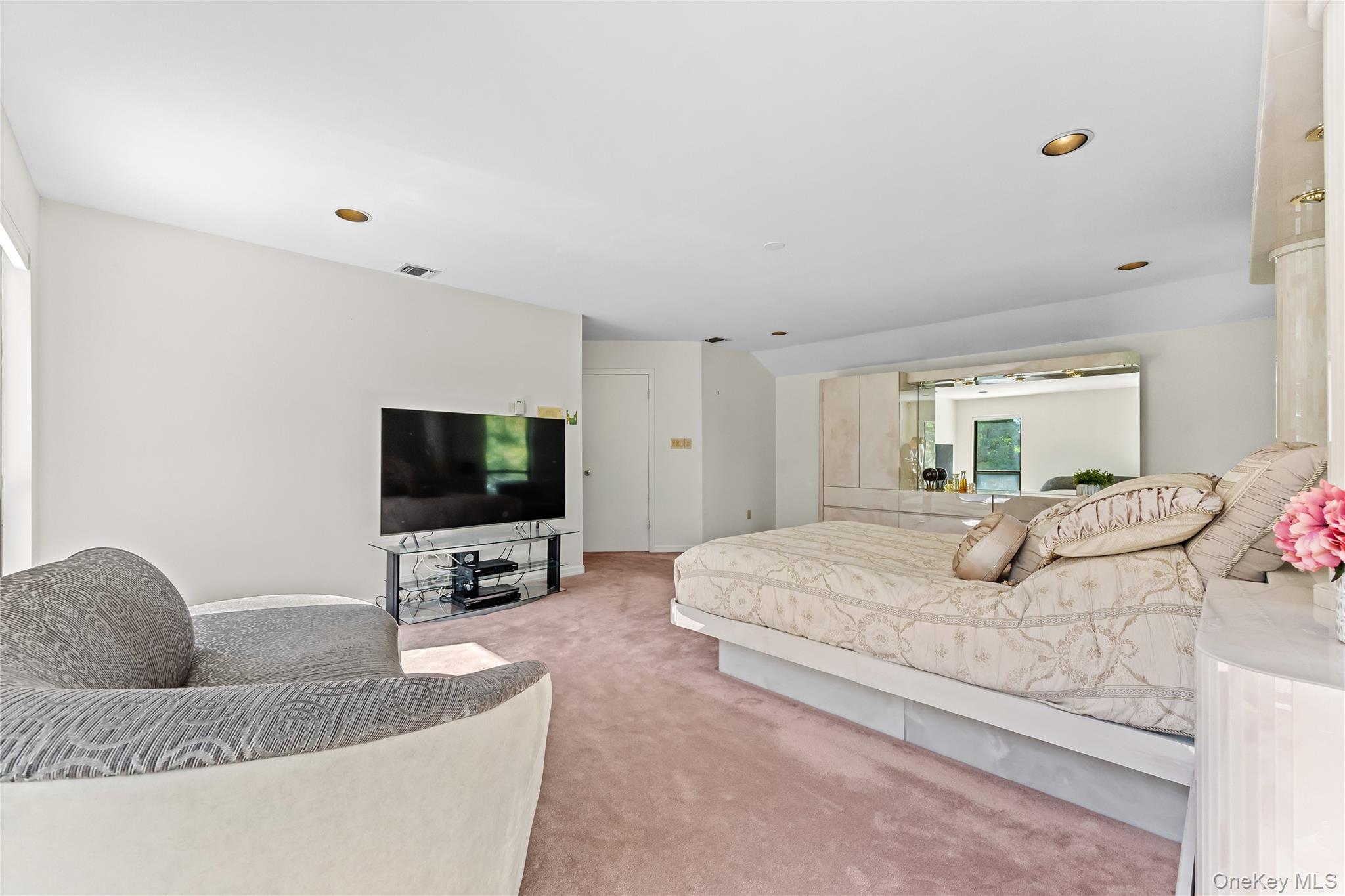 6 Clearmeadow Lane, Woodbury, NY 11797