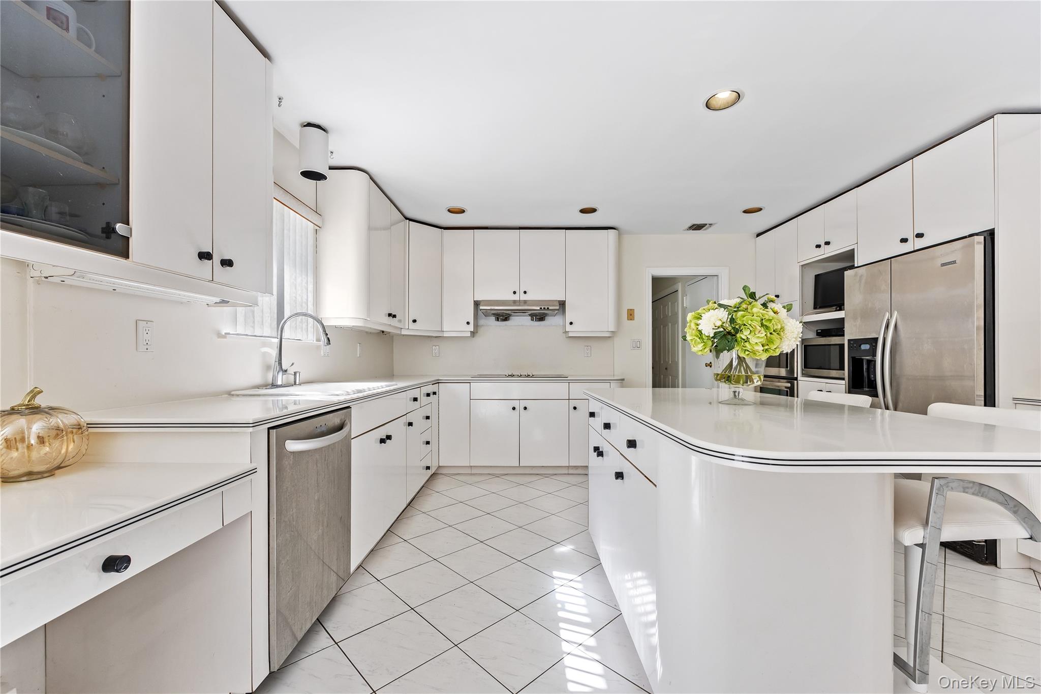 6 Clearmeadow Lane, Woodbury, NY 11797