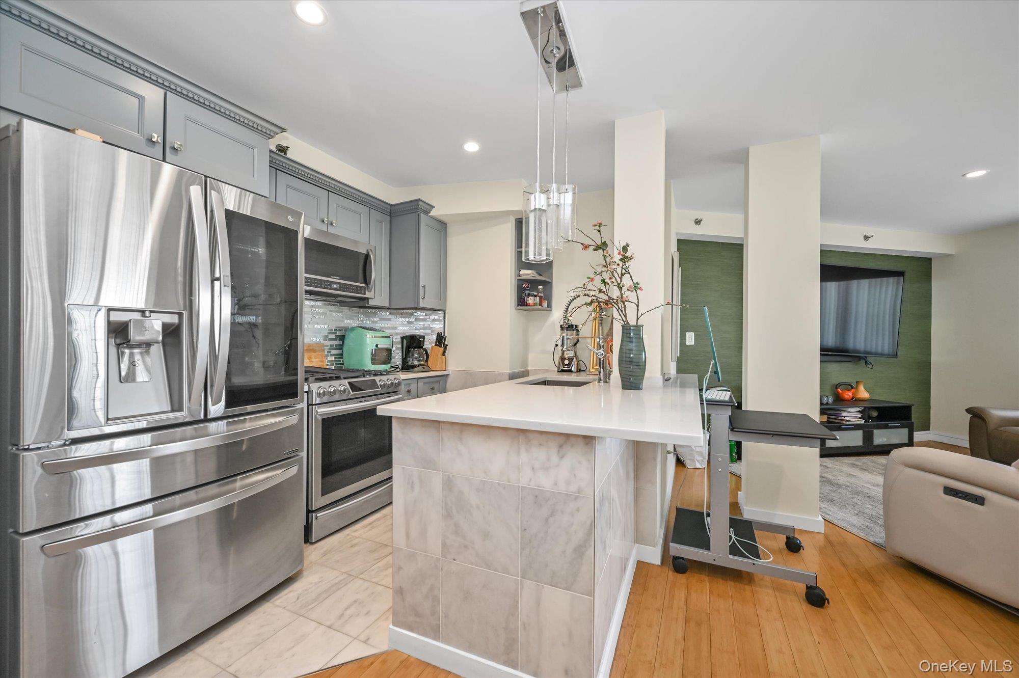 81-14 Queens Boulevard # PH6C, Elmhurst, NY 11373