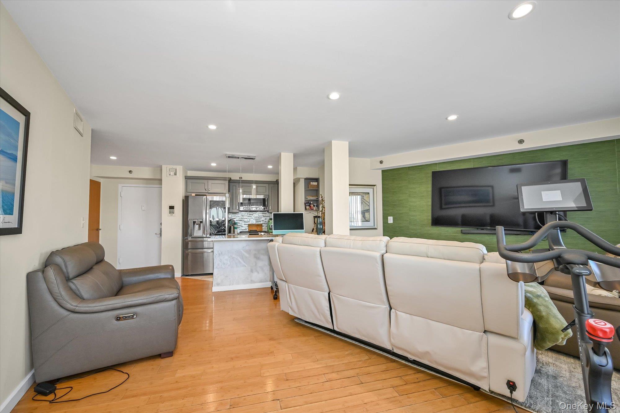 81-14 Queens Boulevard # PH6C, Elmhurst, NY 11373