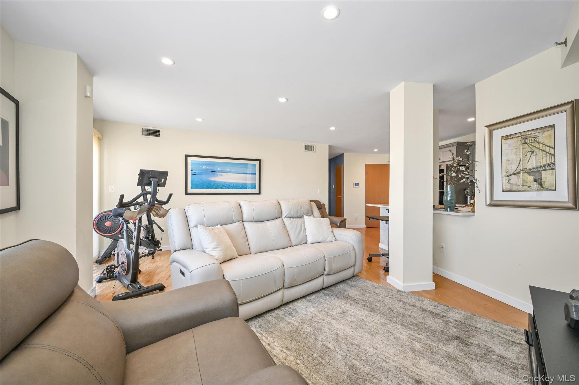 81-14 Queens Boulevard # PH6C, Elmhurst, NY 11373