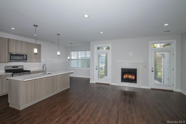 198 Sutton Court # 198, Mount Sinai, NY 11766