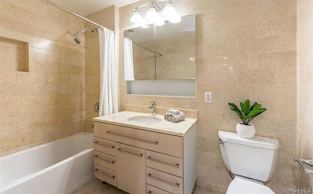 143-20 Hoover Avenue # 605, Briarwood, NY 11435