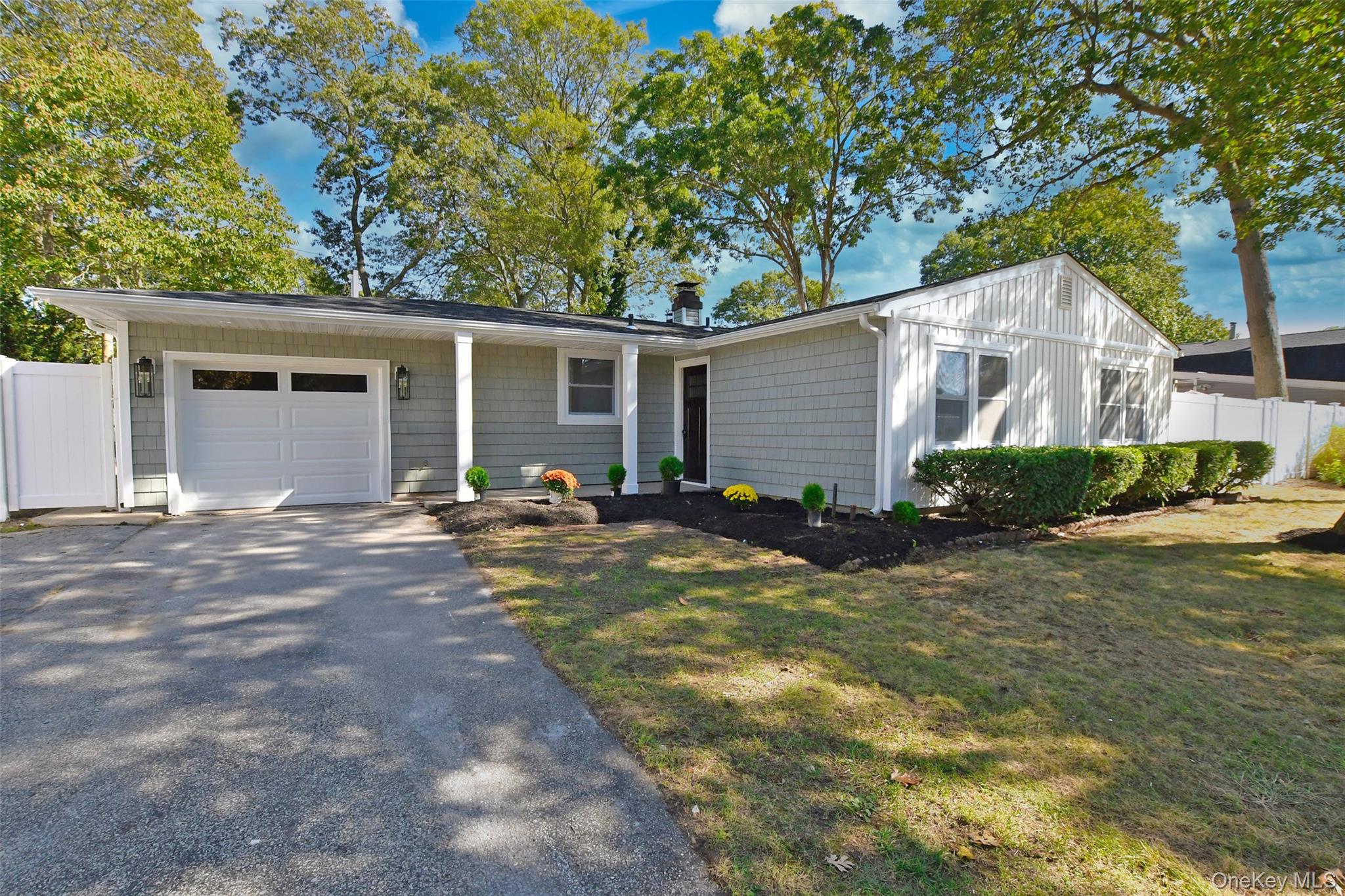 15 Spurwoods Lane, Farmingville, NY 11738