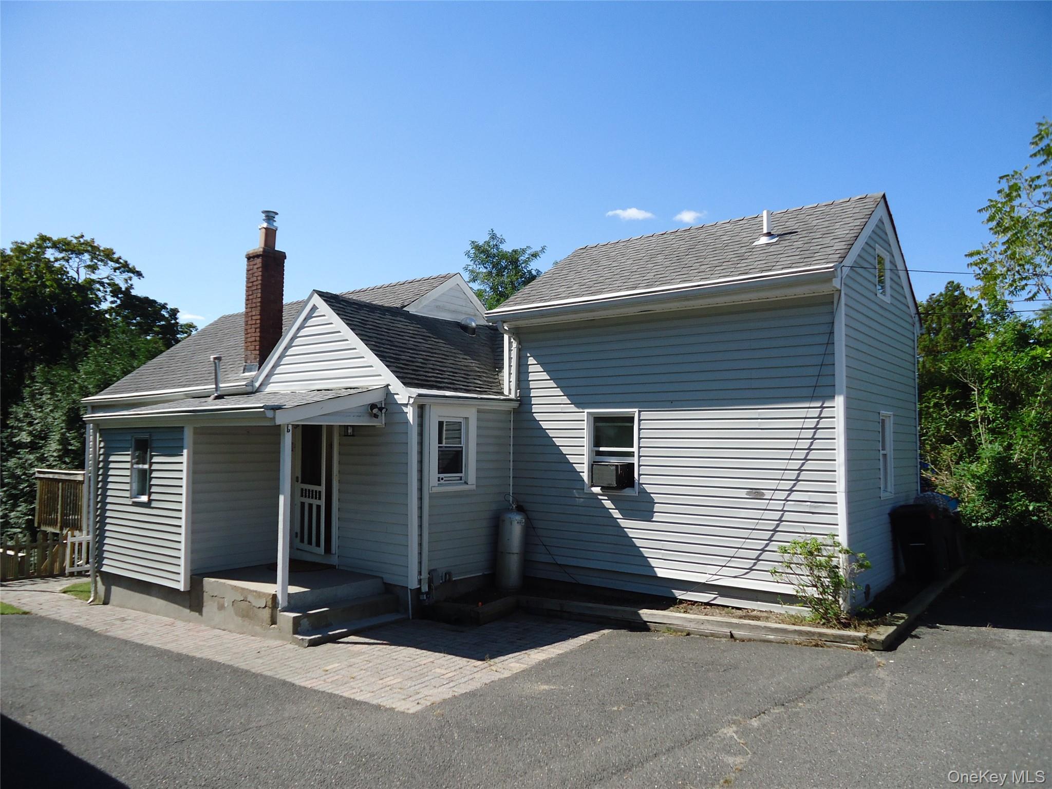 725 W Main Street, Riverhead, NY 11901