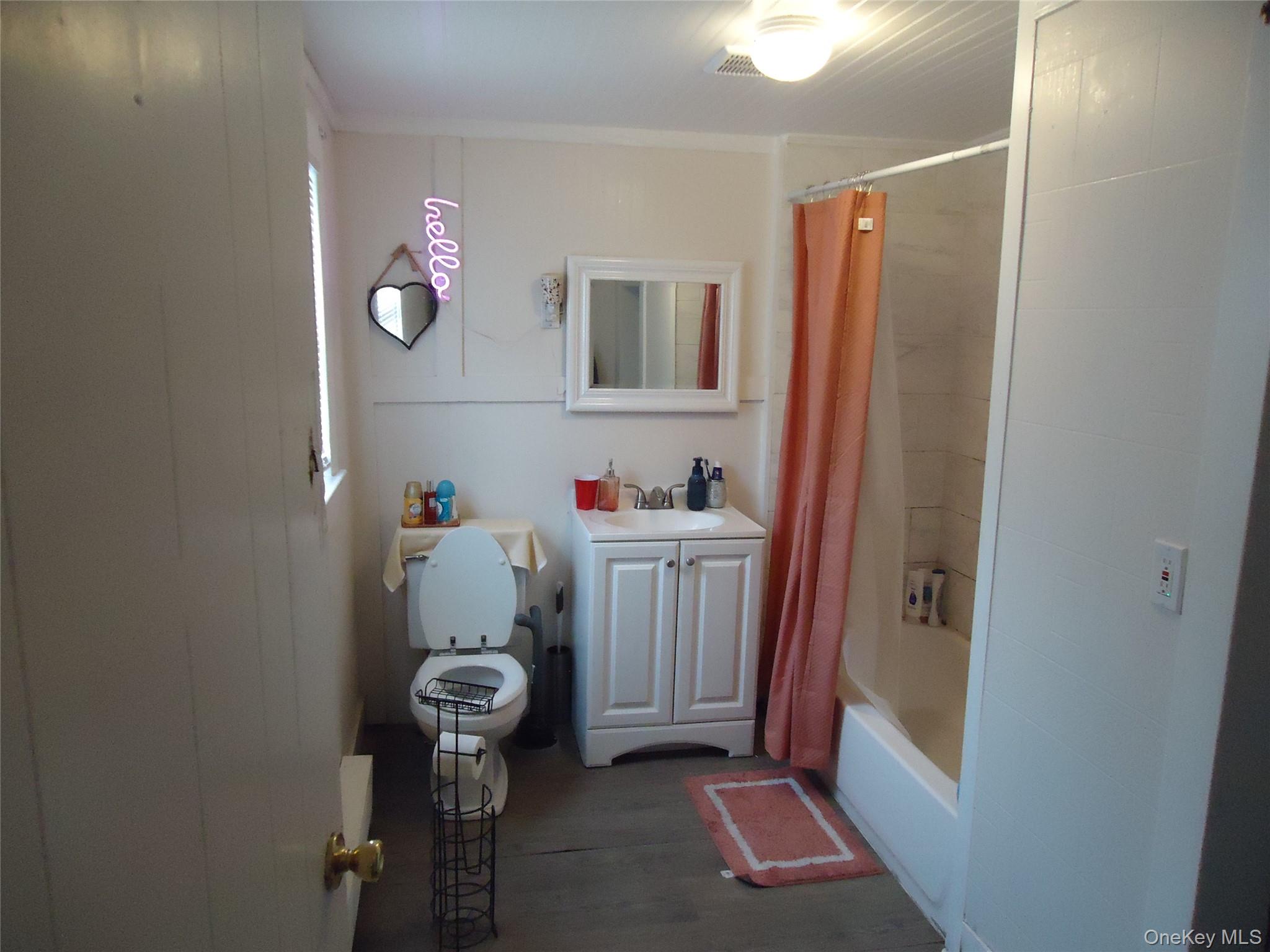 725 W Main Street, Riverhead, NY 11901