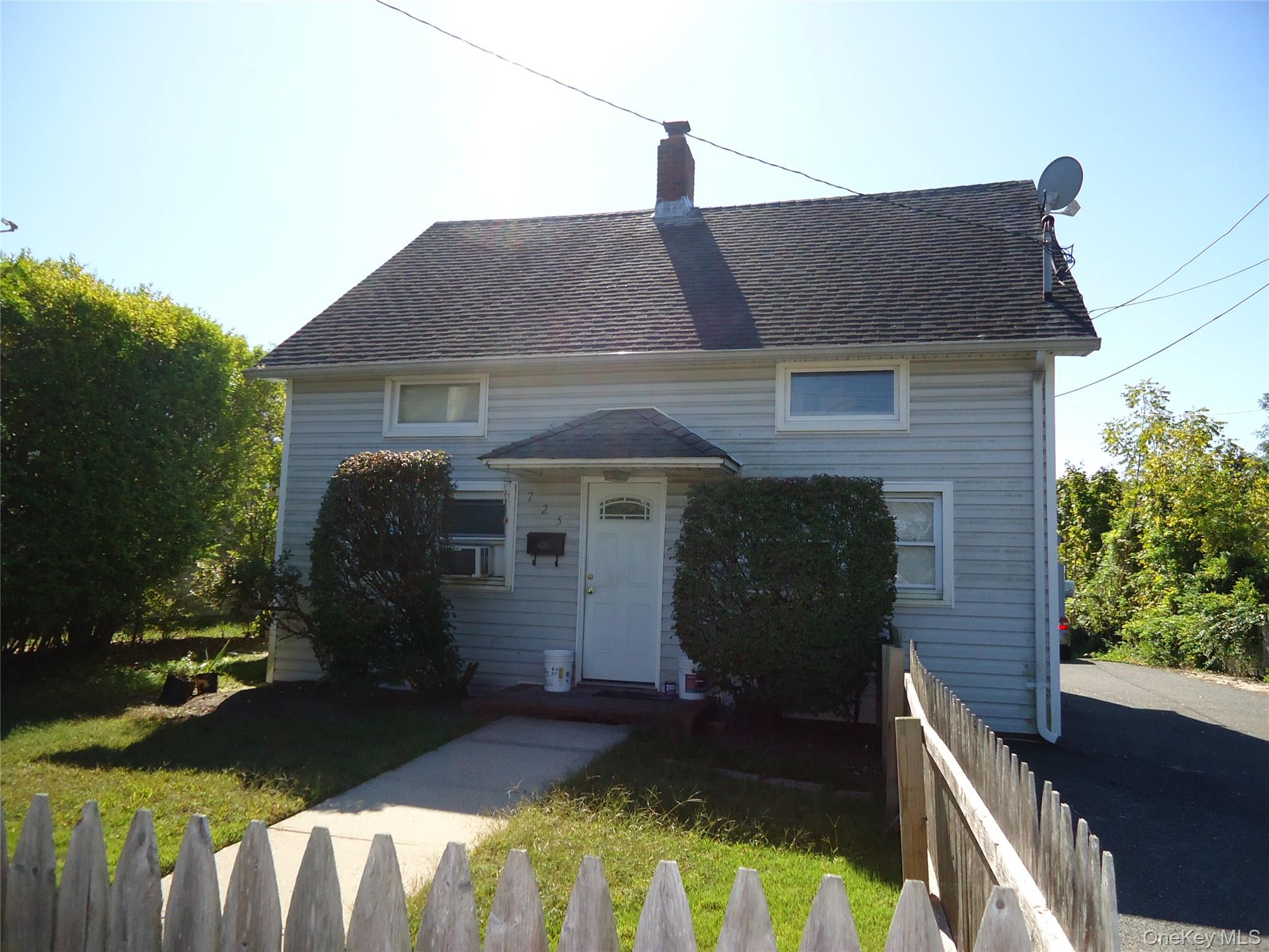 725 W Main Street, Riverhead, NY 11901