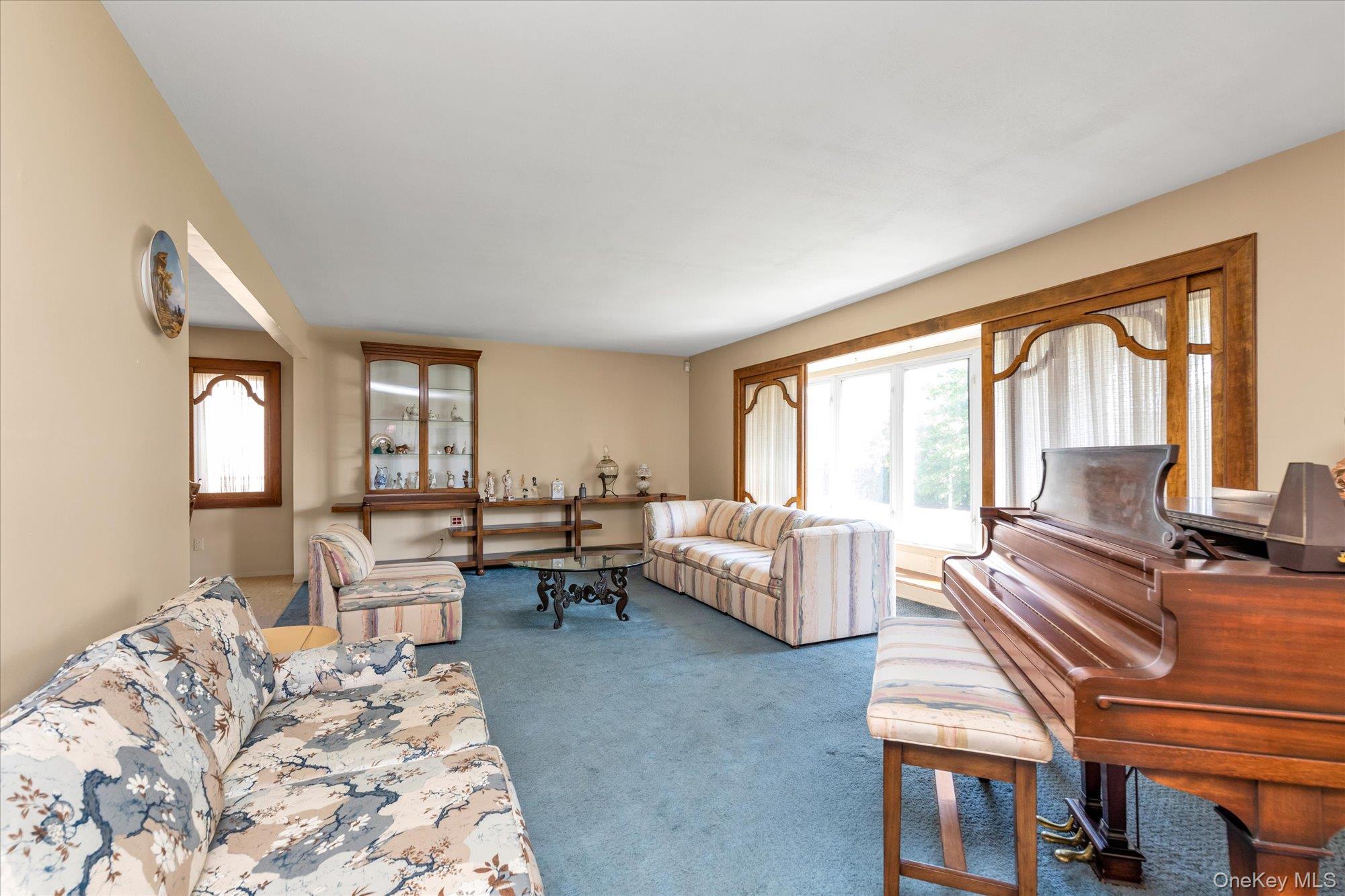 180 Dogwood Road, Roslyn, NY 11576