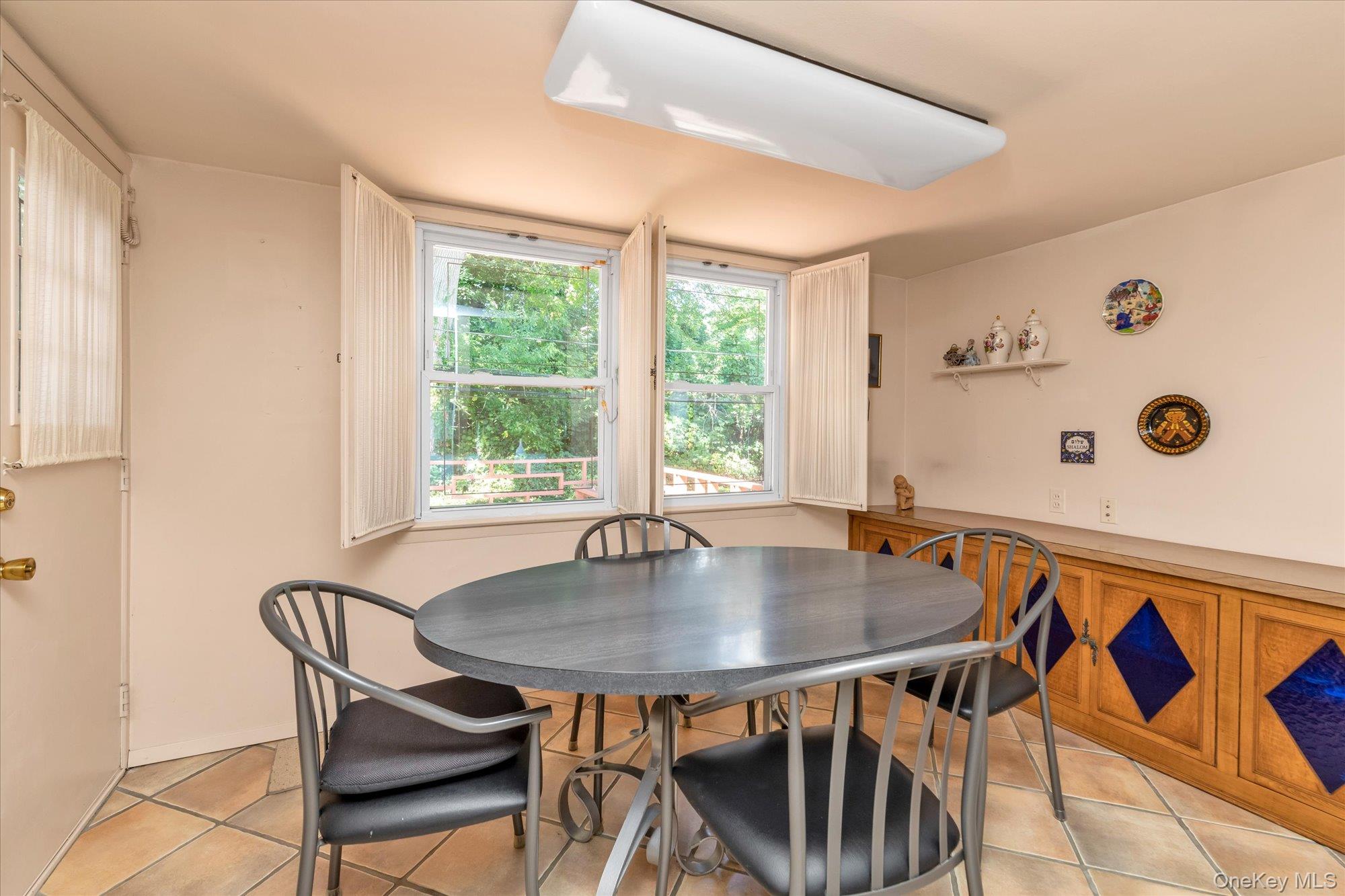 180 Dogwood Road, Roslyn, NY 11576