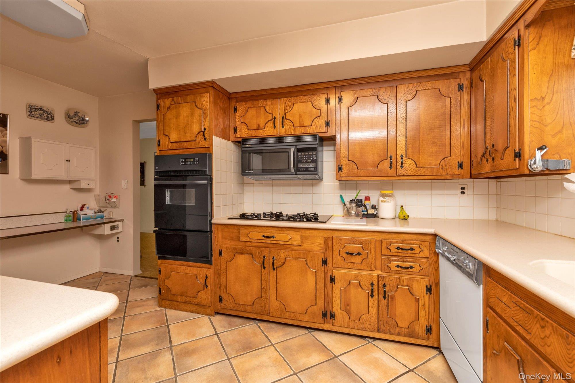 180 Dogwood Road, Roslyn, NY 11576