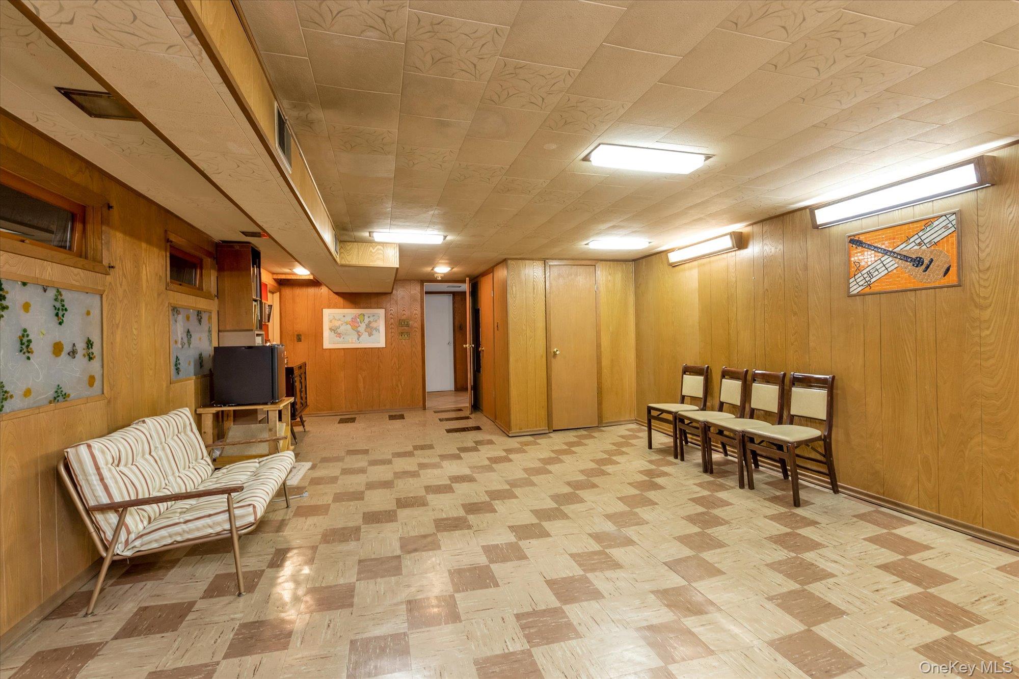 180 Dogwood Road, Roslyn, NY 11576