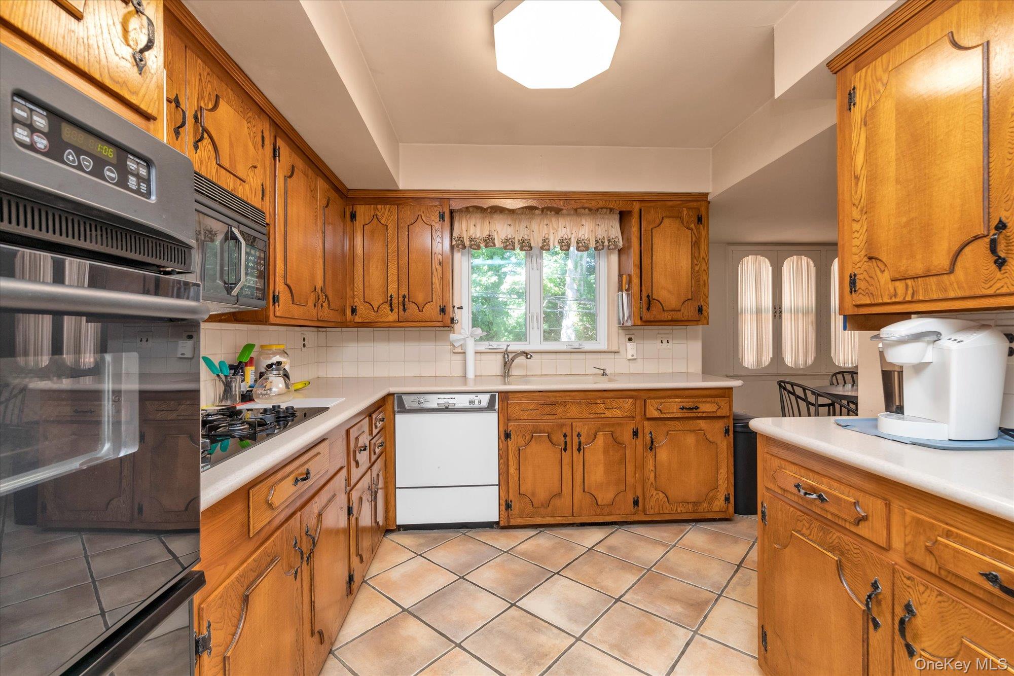 180 Dogwood Road, Roslyn, NY 11576