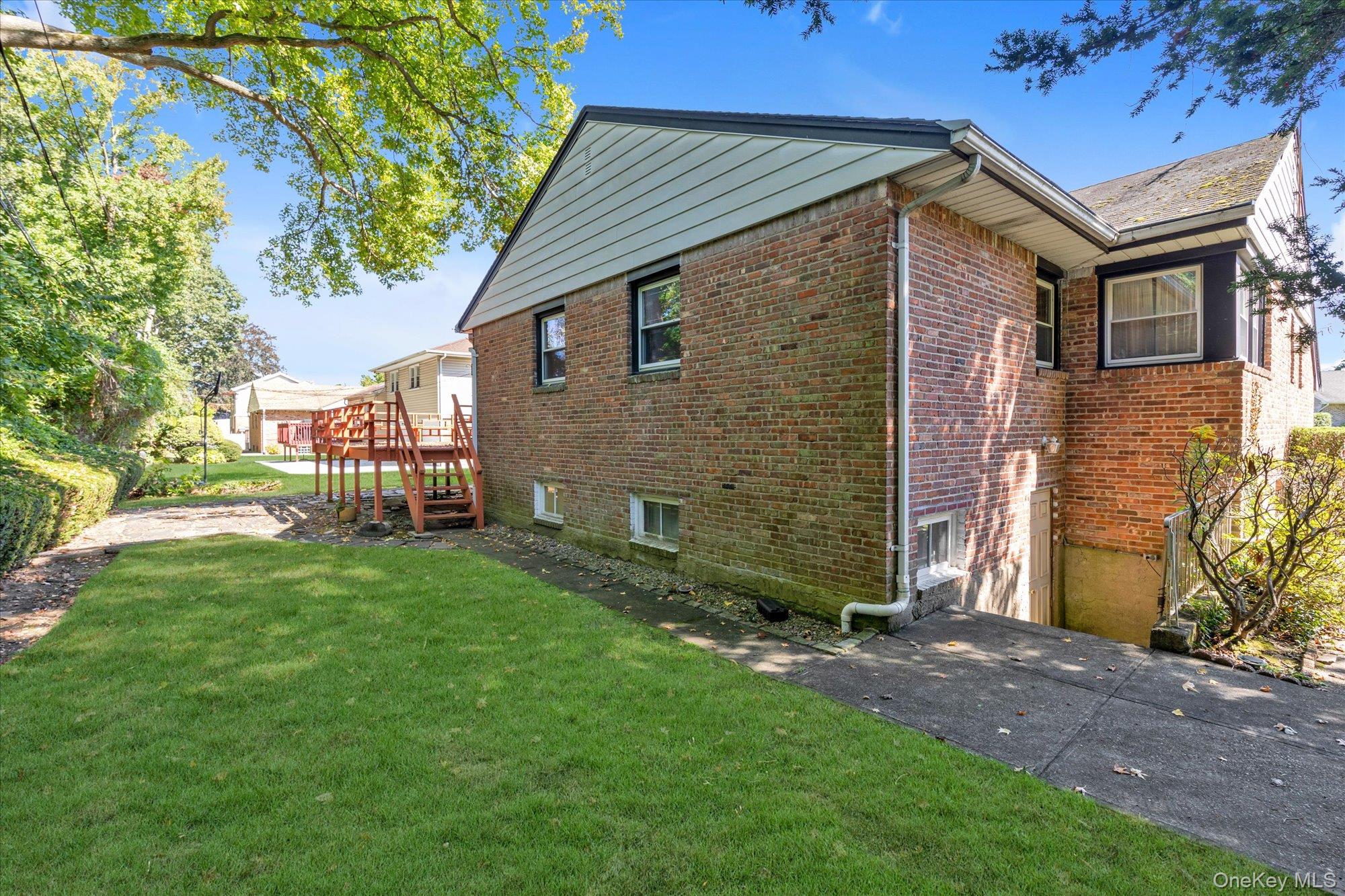 180 Dogwood Road, Roslyn, NY 11576