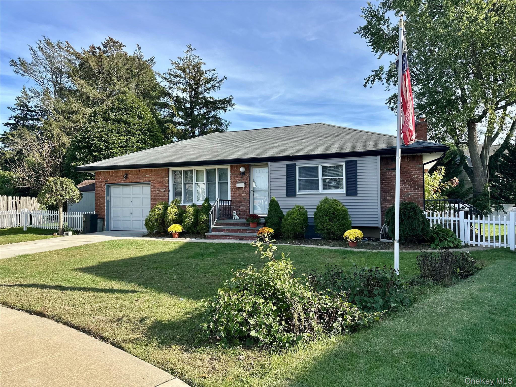 8 Park Court, Plainview, NY 11803