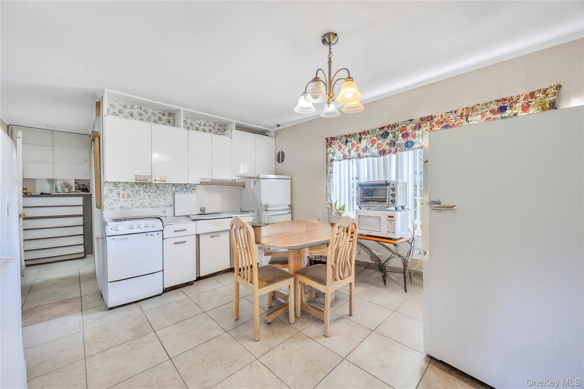 16 Cloister Lane, Hicksville, NY 11801