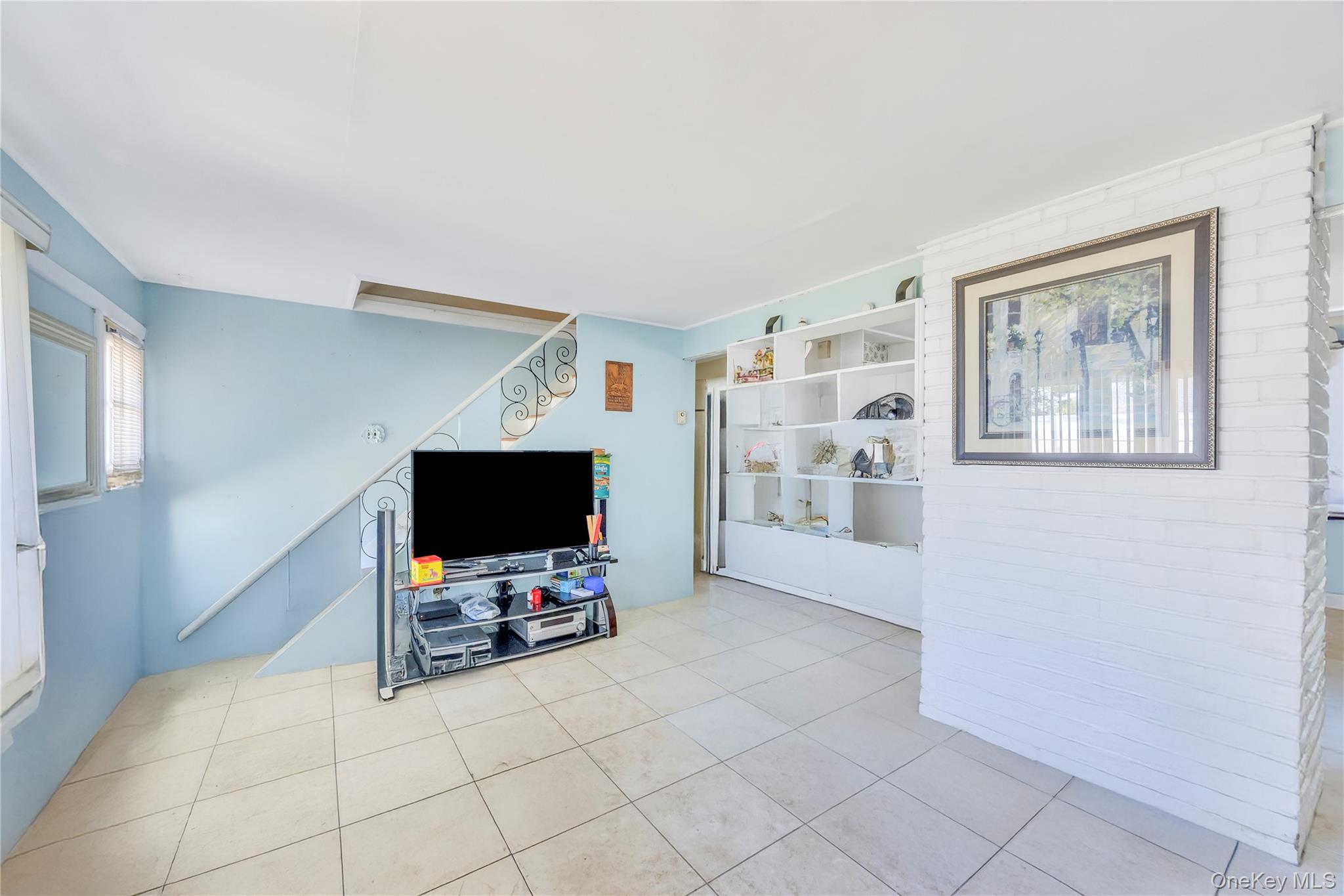 16 Cloister Lane, Hicksville, NY 11801