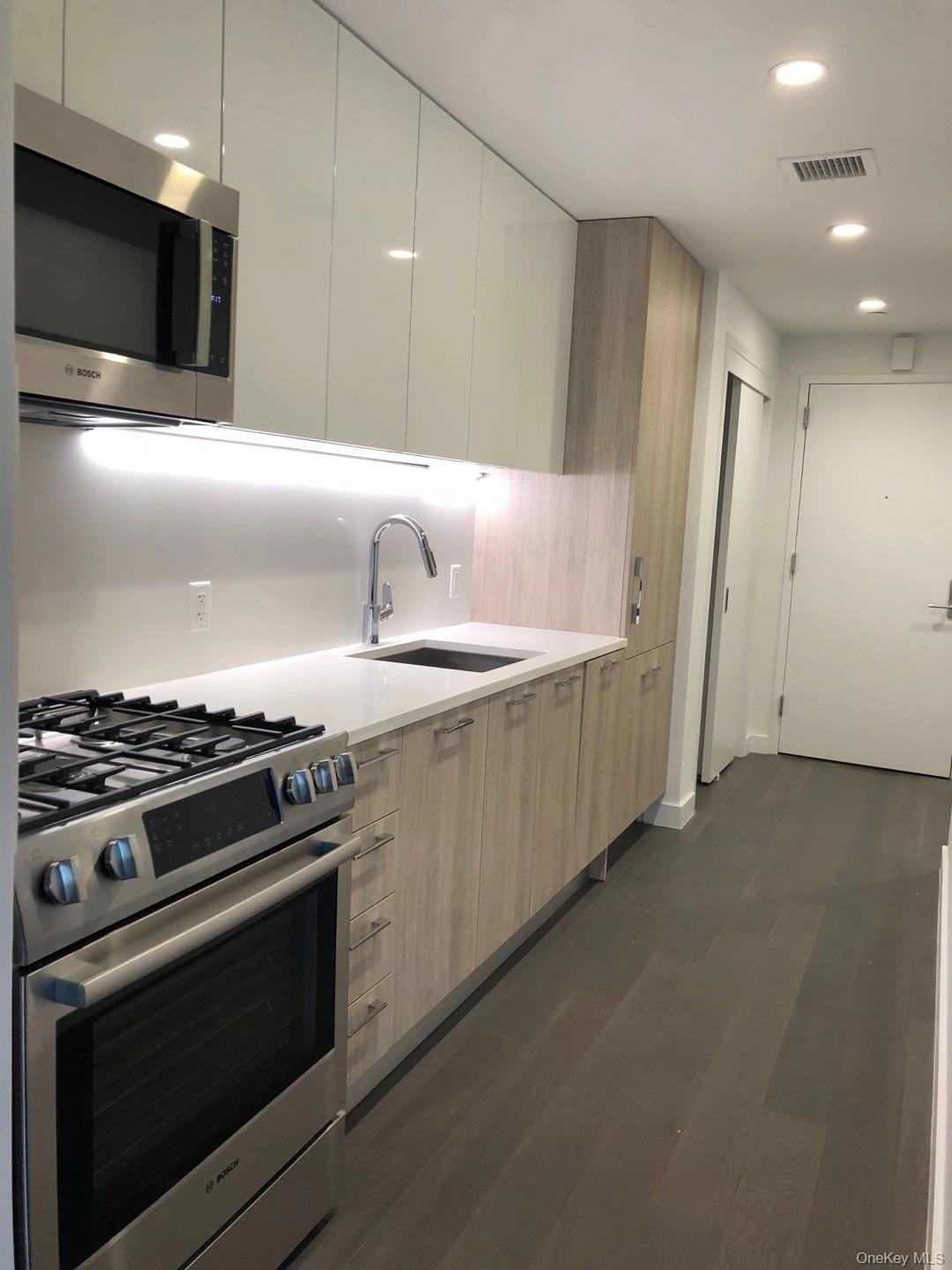 131-03 40th Road # 15L, Flushing, NY 11354