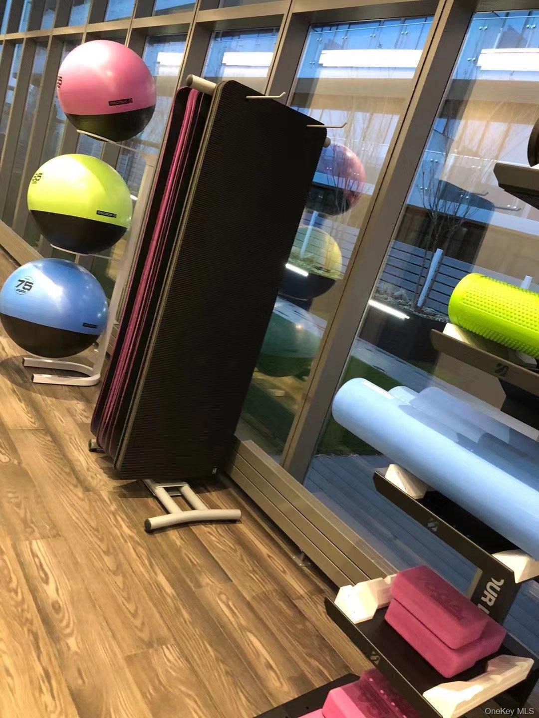 131-03 40th Road # 15L, Flushing, NY 11354