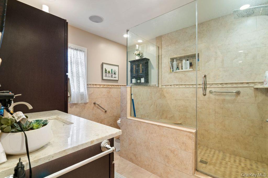 21 Jasper Street, Valley Stream, NY 11580