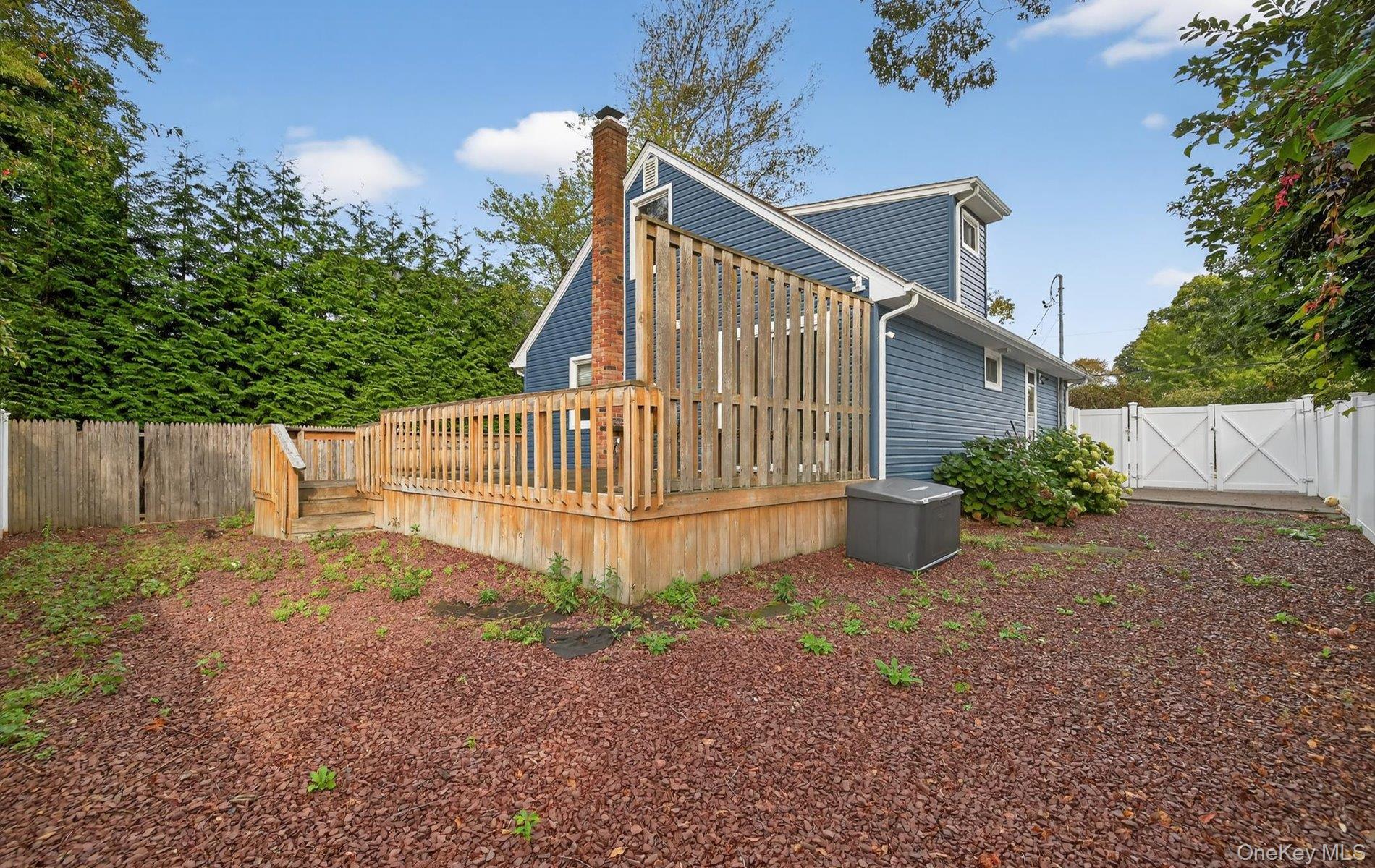 82 Middlesex Avenue, Oakdale, NY 11769