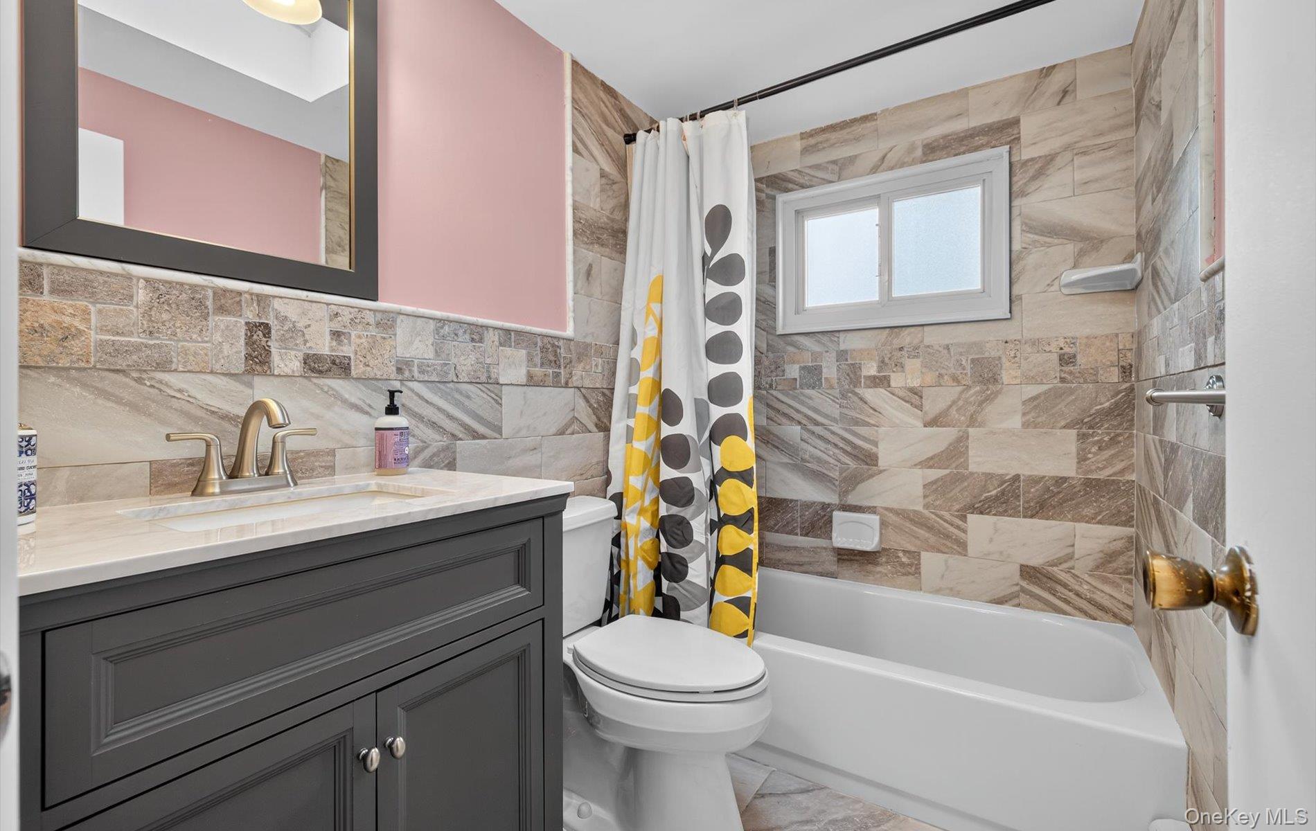 82 Middlesex Avenue, Oakdale, NY 11769