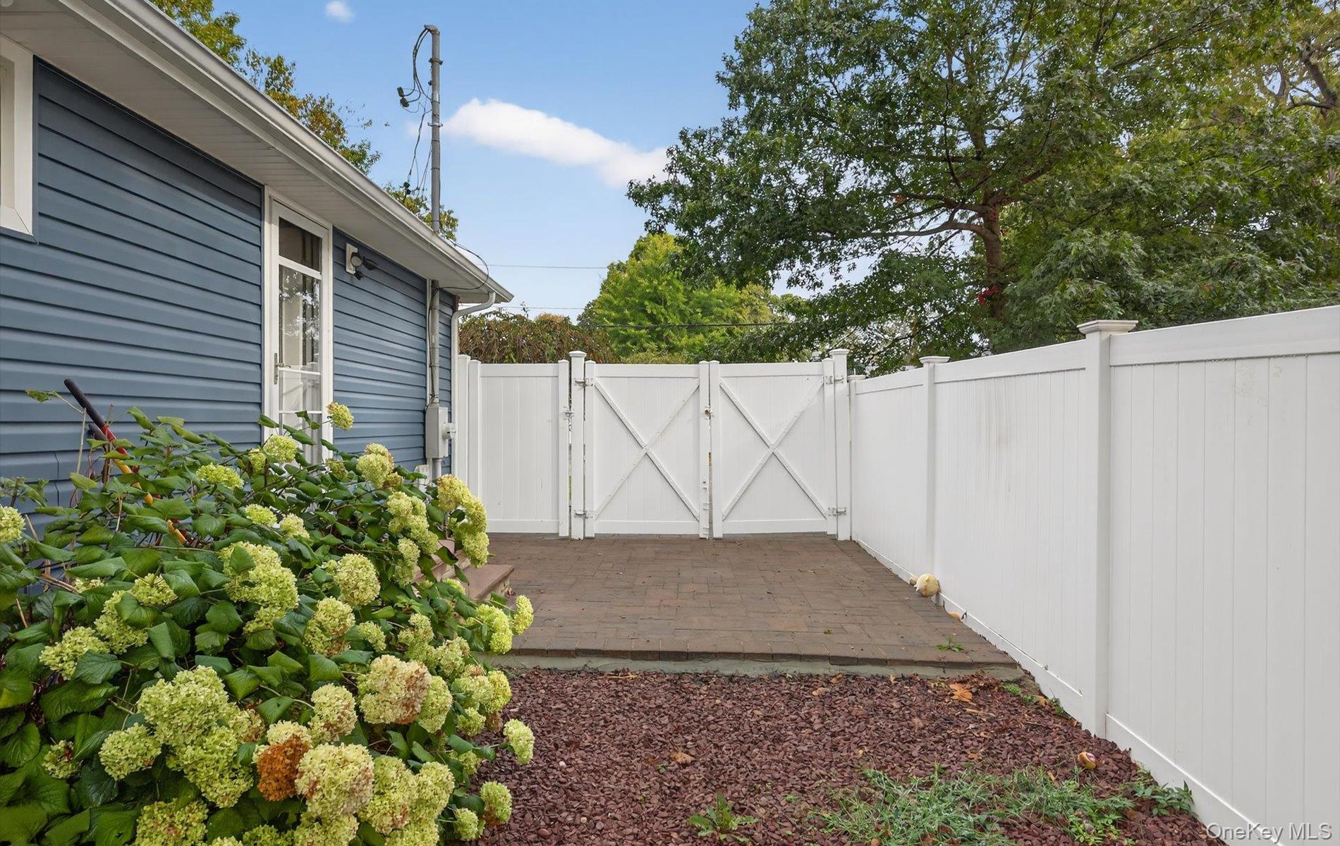 82 Middlesex Avenue, Oakdale, NY 11769