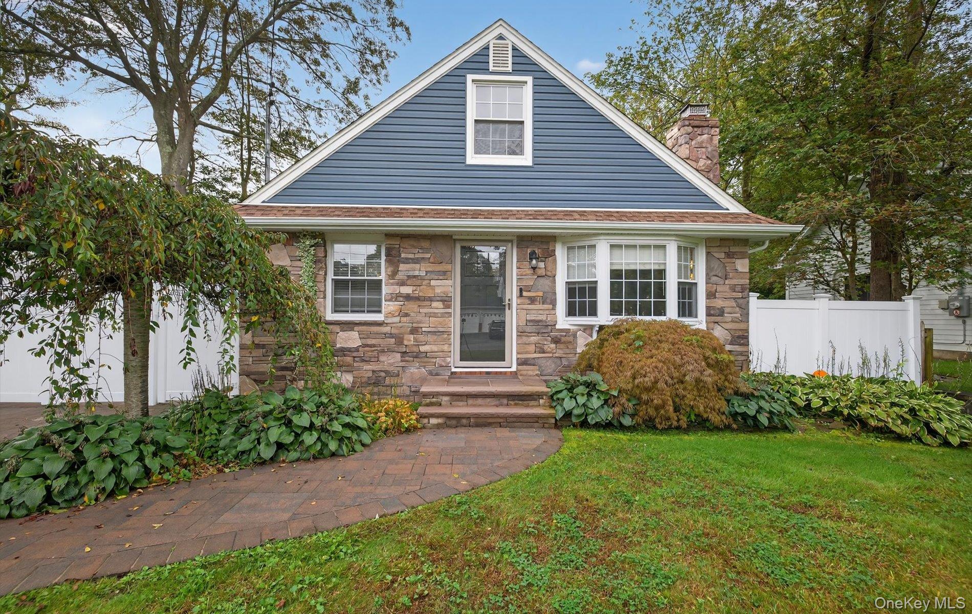 82 Middlesex Avenue, Oakdale, NY 11769