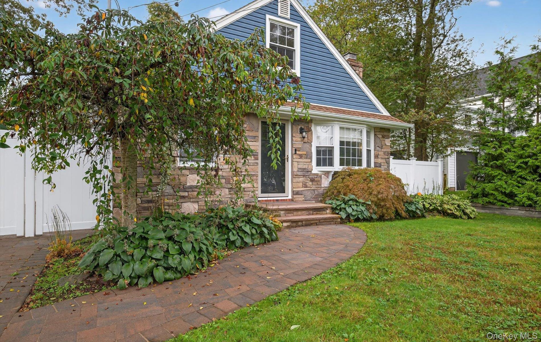 82 Middlesex Avenue, Oakdale, NY 11769