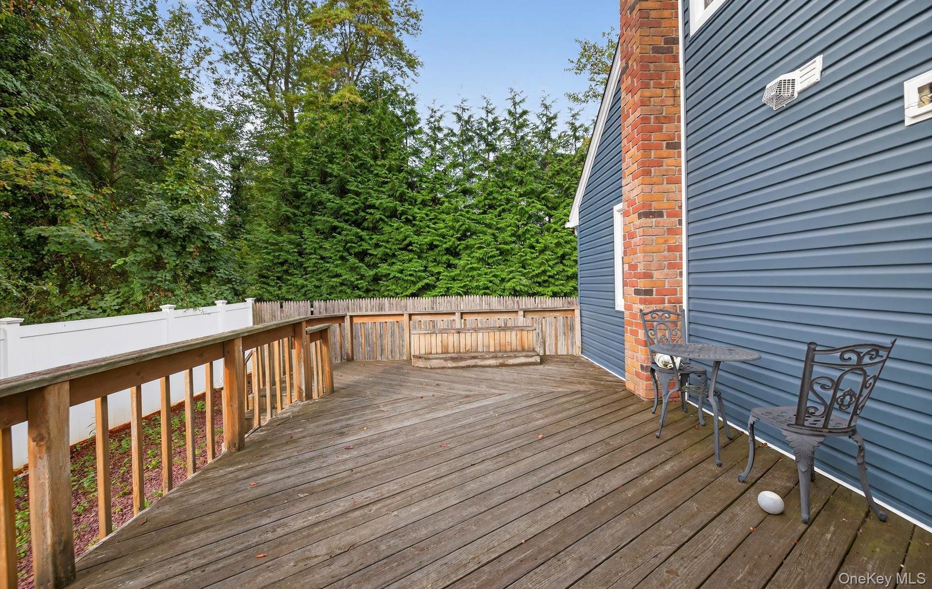 82 Middlesex Avenue, Oakdale, NY 11769