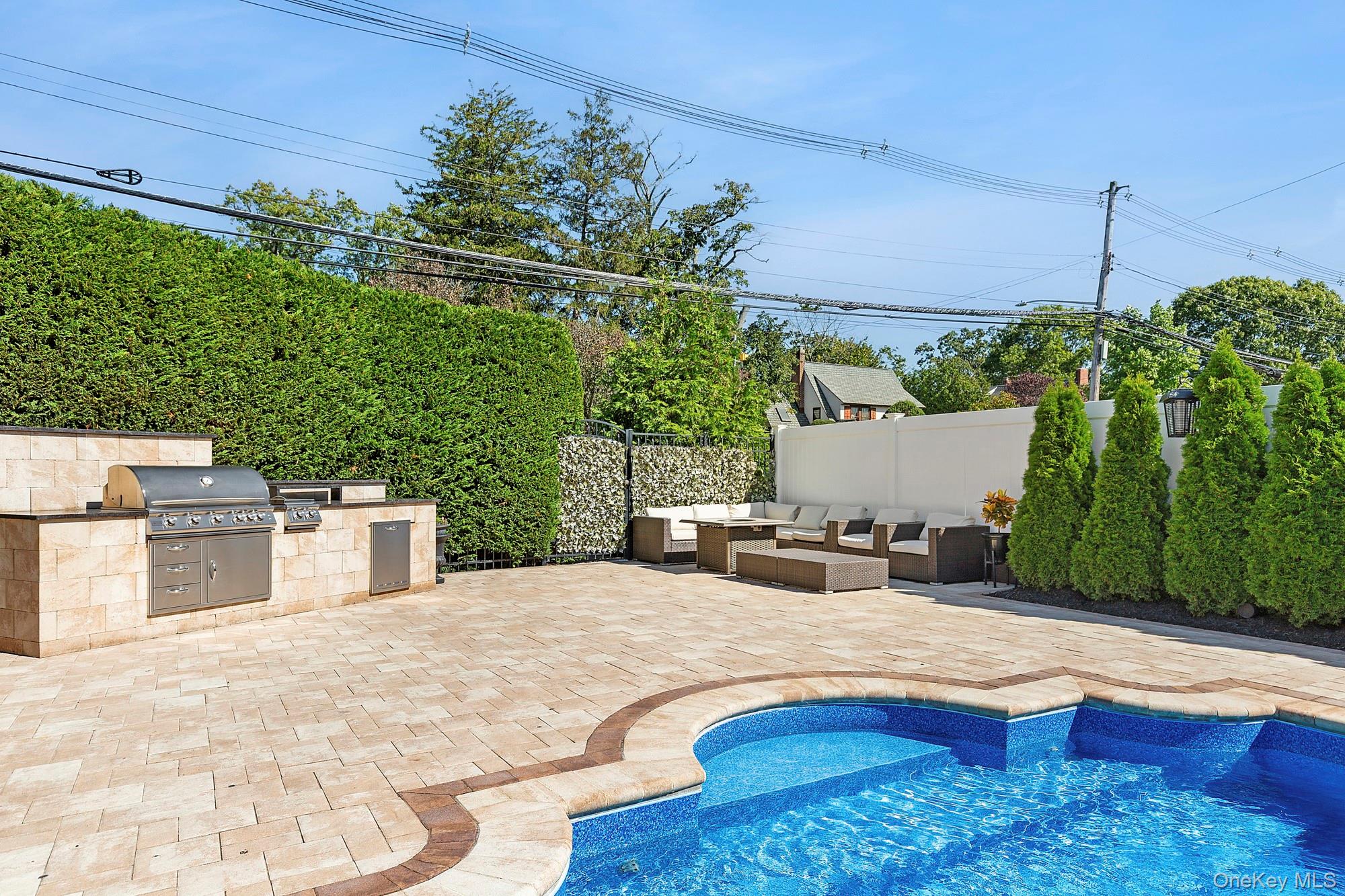 82 Lakeview Avenue, Rockville Centre, NY 11570