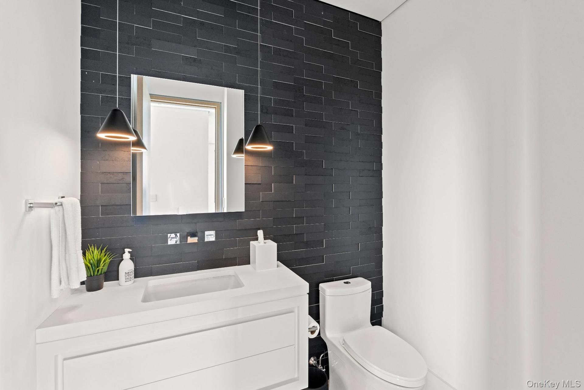 8 Middle Pond Lane, Southampton, NY 11968