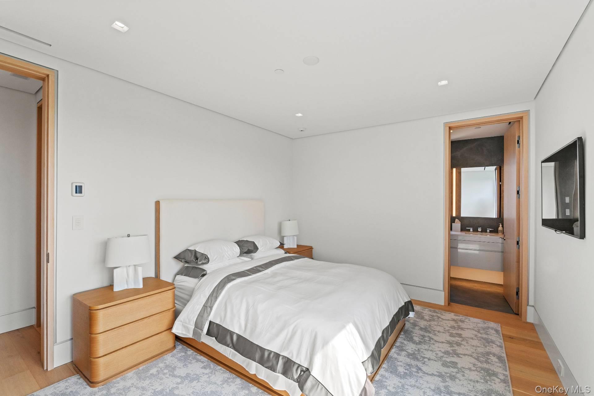 8 Middle Pond Lane, Southampton, NY 11968