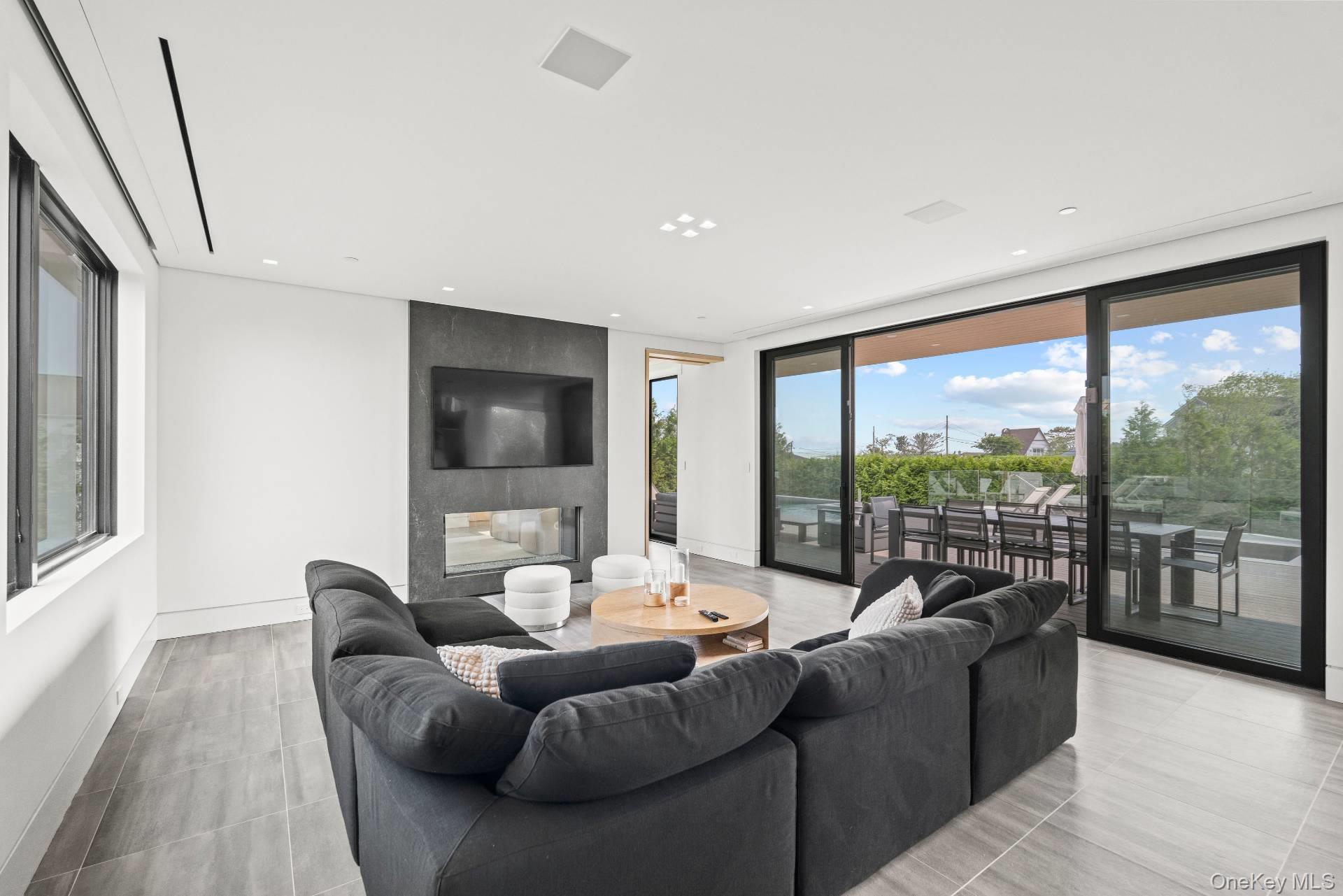 8 Middle Pond Lane, Southampton, NY 11968