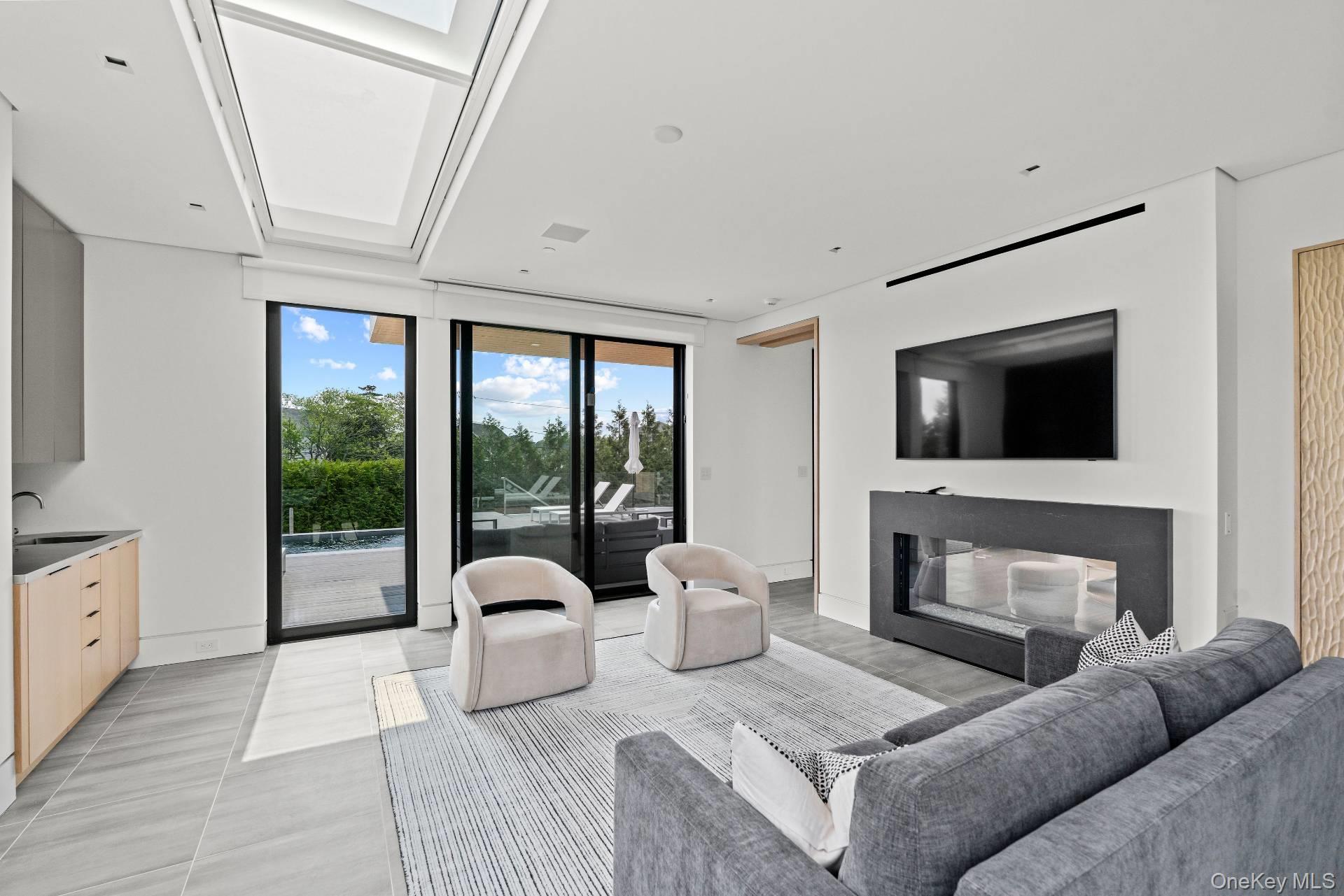 8 Middle Pond Lane, Southampton, NY 11968