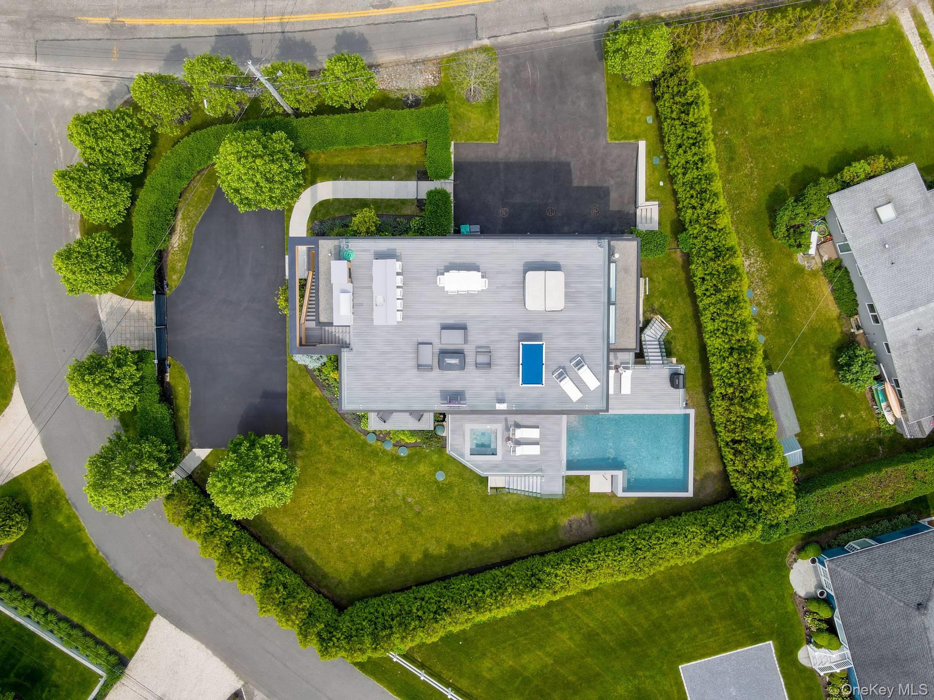 8 Middle Pond Lane, Southampton, NY 11968